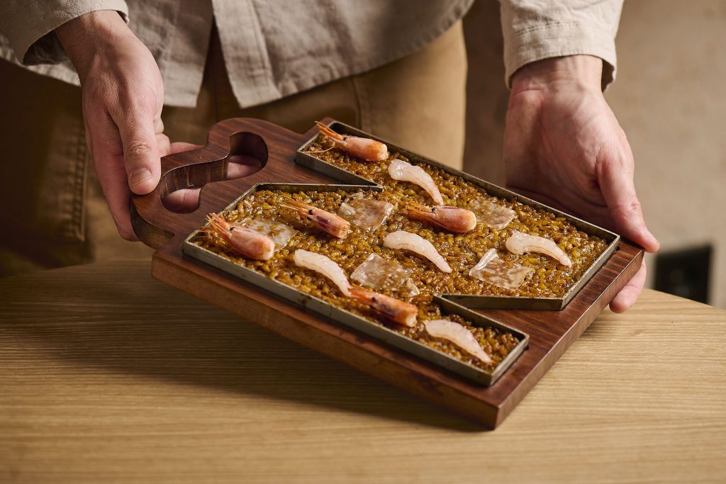 Arroz a la llanda servido en la bandeja con forma de Ñ de eñe